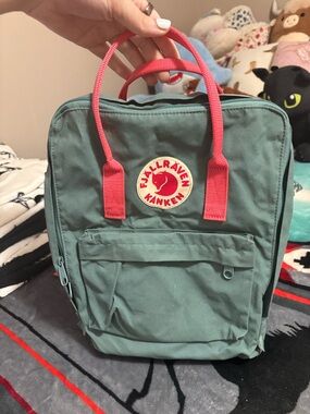 Medium Fjallraven Kanken Backpack
